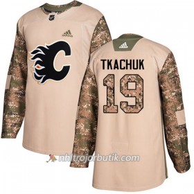 Män Ishockey Calgary Flames Tröja Matthew Tkachuk 19 Adidas 2017-2018 Camo Veterans Day Practice Authentic